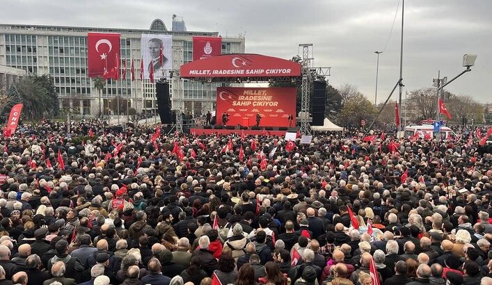 Жители Стамбула вновь проводят митинг в поддержку приговоренного к тюрьме мэра