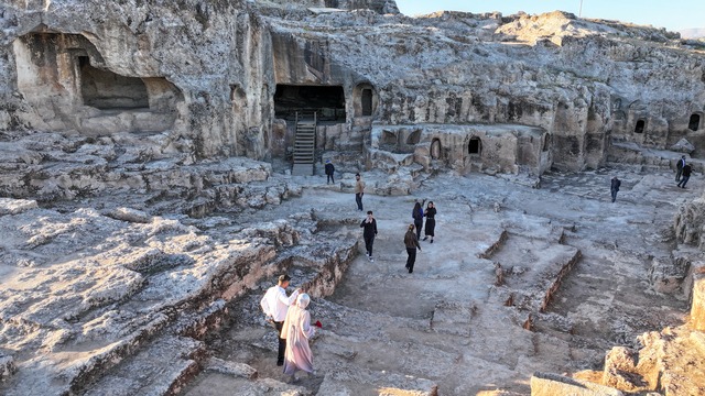 Хиларские скальные гробницы в Диярбакыре стали первым историческим памятником региона